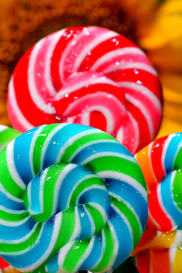 Яркие разноцветные леденцы на палочке