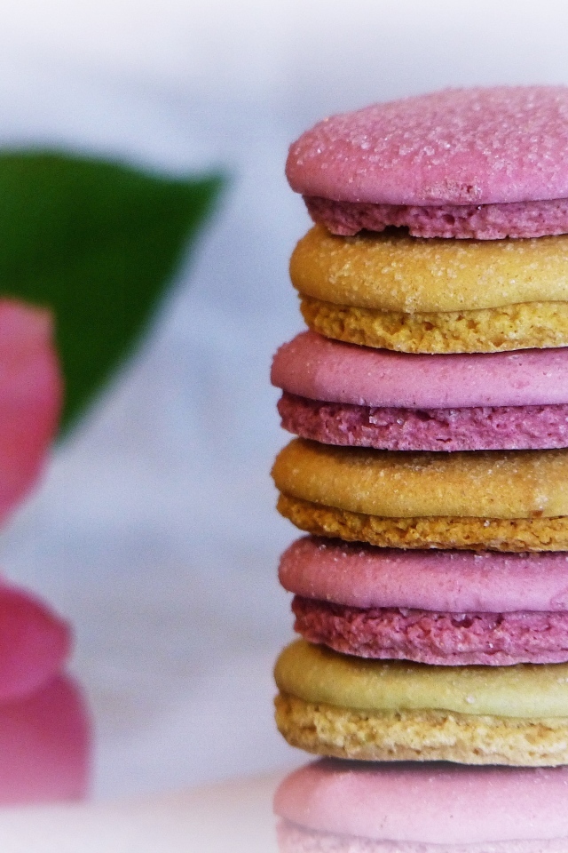 Коричневое и розовое печенье 