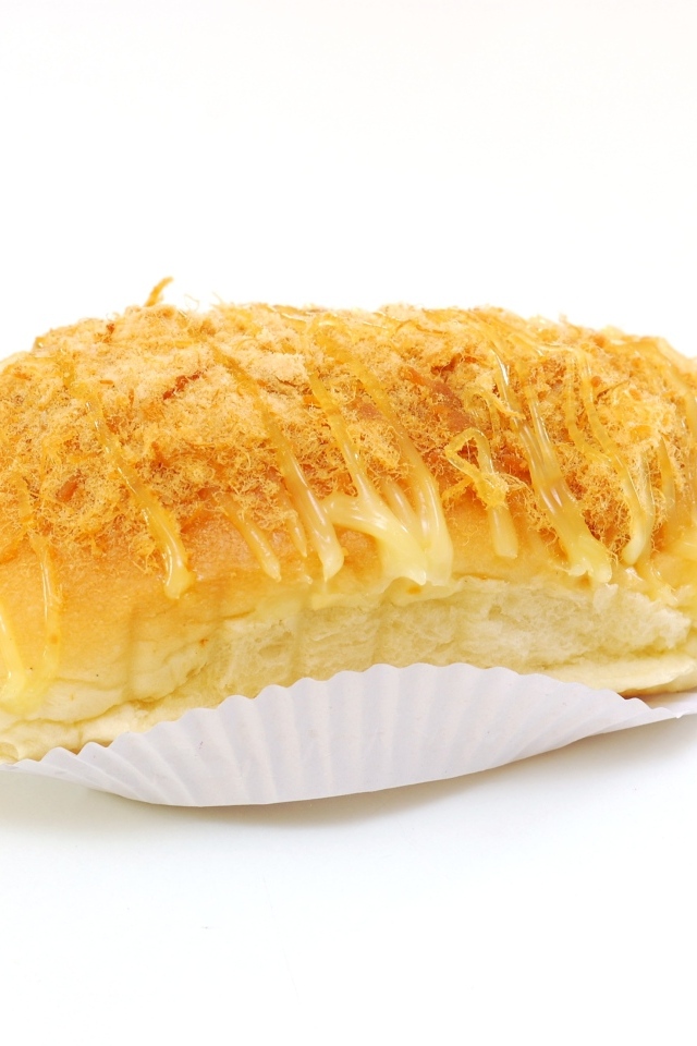 Булочка с кремом на белом фоне