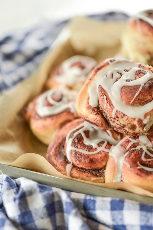 Булочки с кремом на тарелке с полотенцем