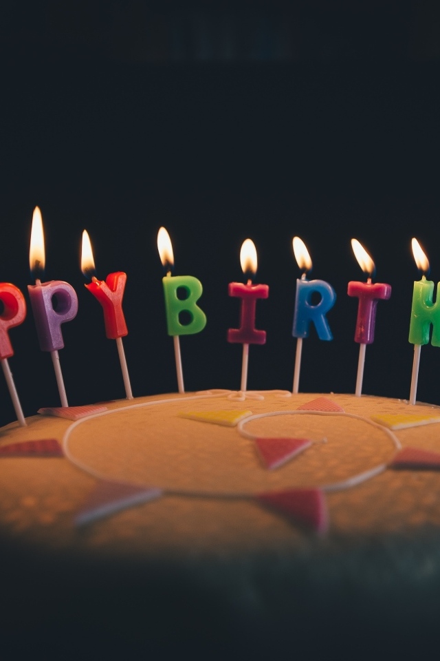 Торт со свечами на день рождения на черном фоне