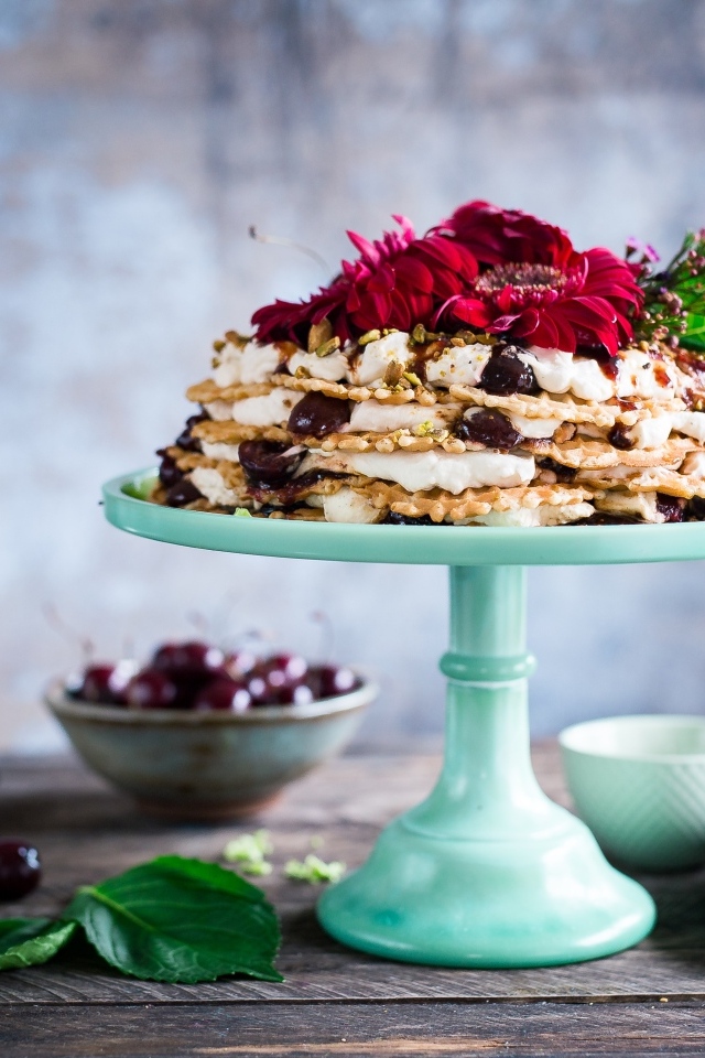 Торт с черешней и цветами герберы на столе