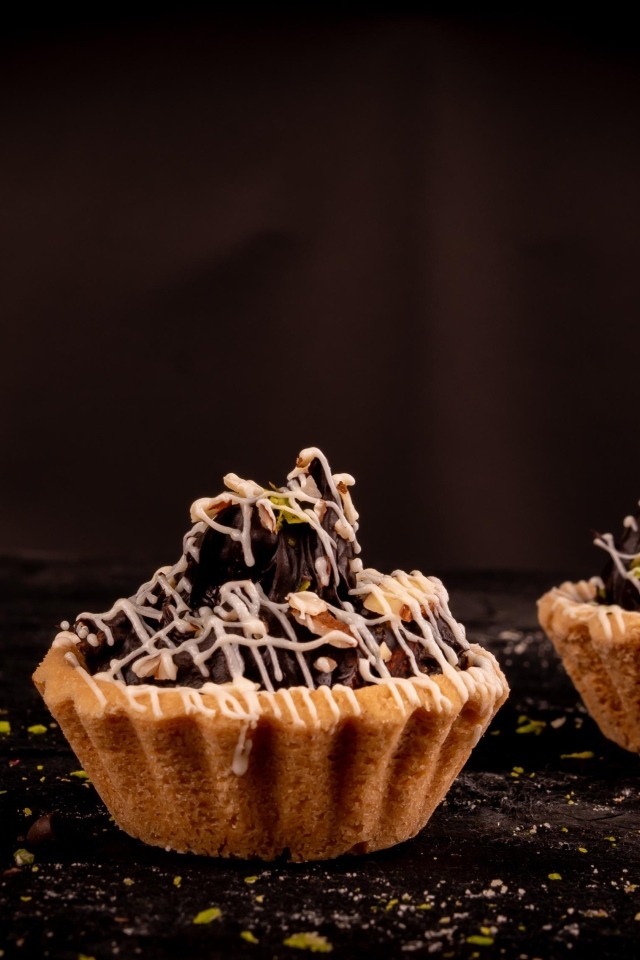 Пирожное с кремом и орехами на столе 