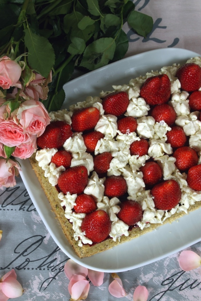 Торт с клубникой и букетом розовых роз