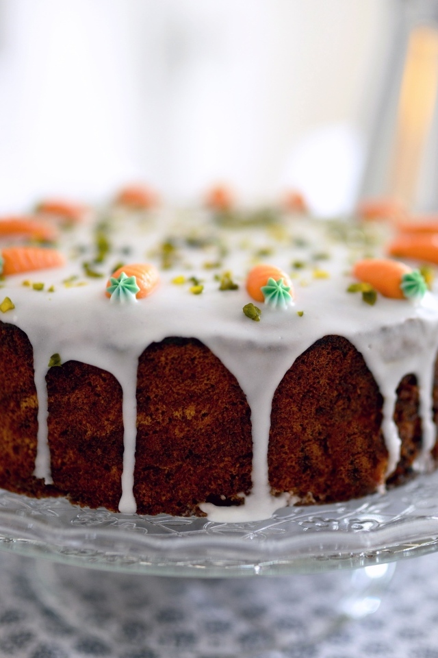 Морковный торт с глазурью на столе 