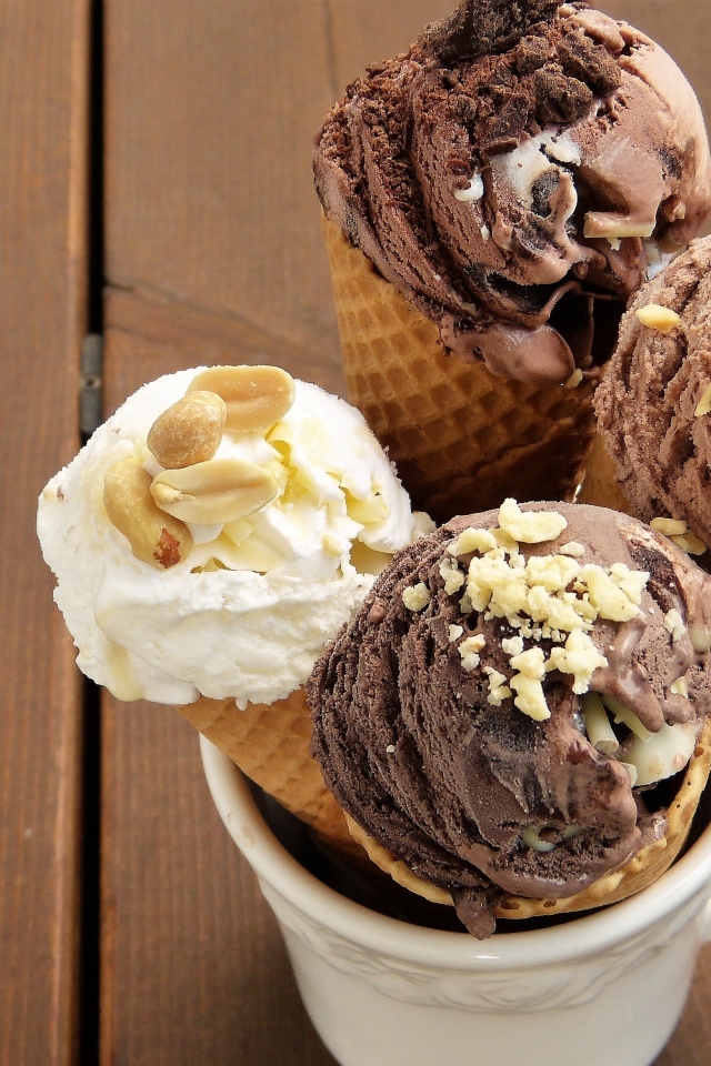 Шоколадное и сливочное мороженое в чашке на столе