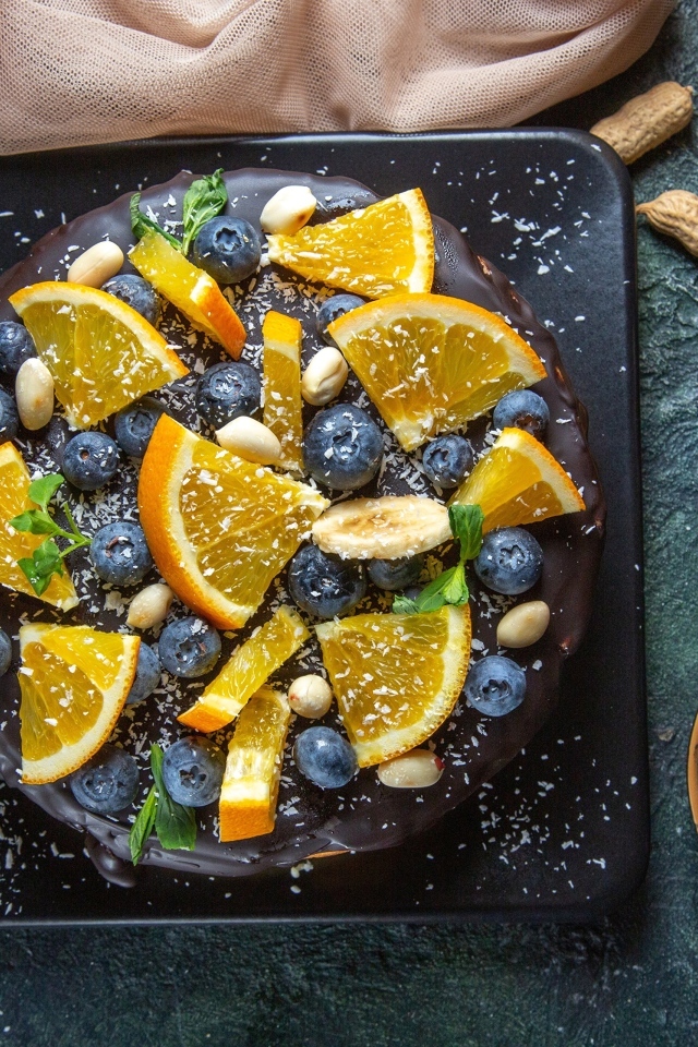 Шоколадный торт с ягодами черники и апельсинами 