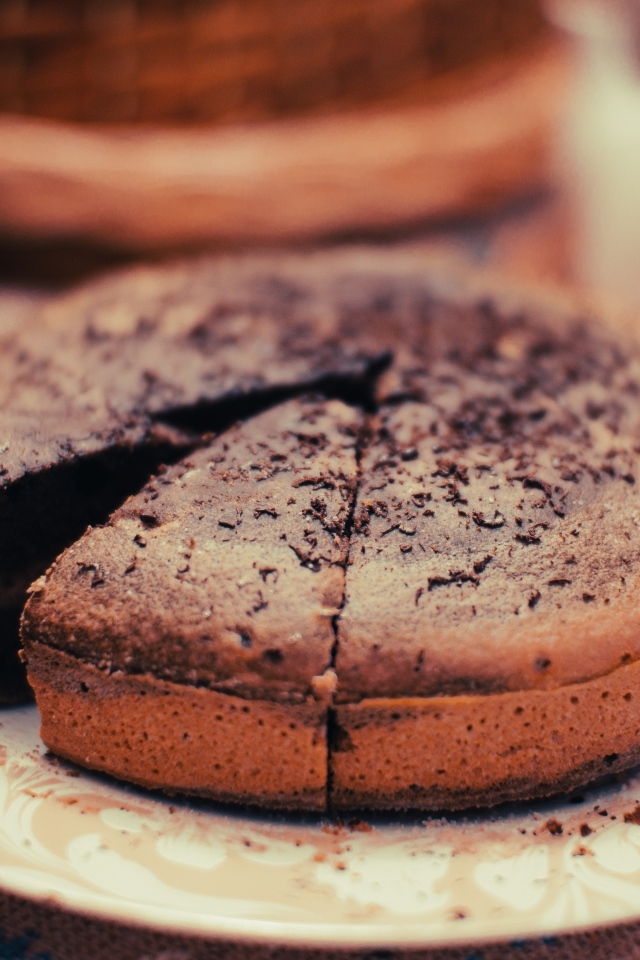 Шоколадный пирог  с кремом на тарелке