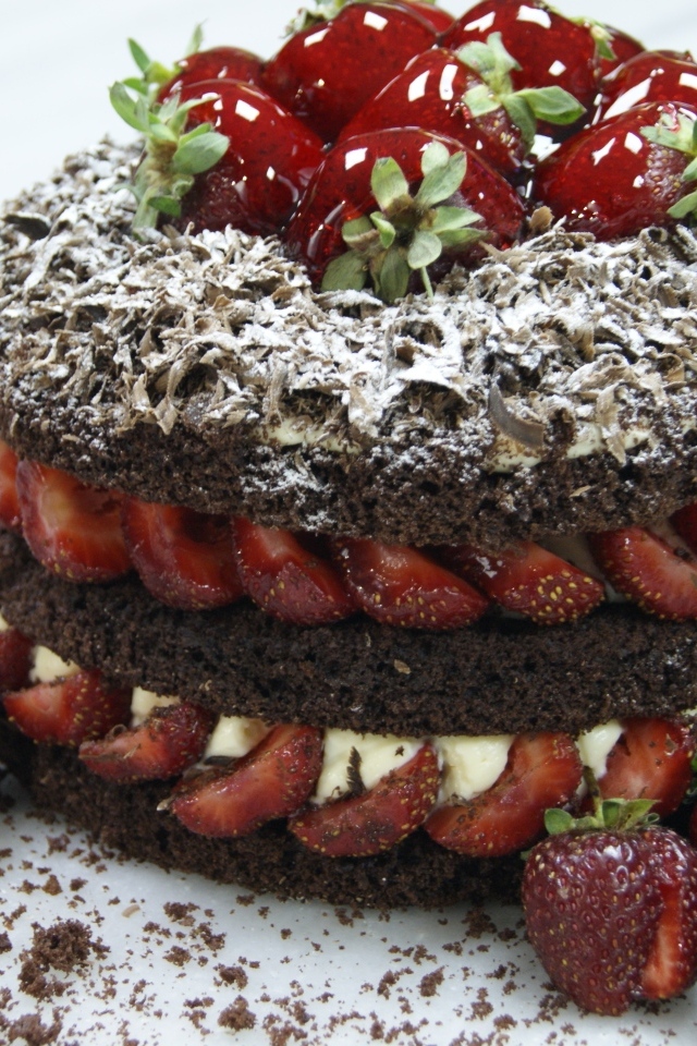 Шоколадный торт с ягодами клубники