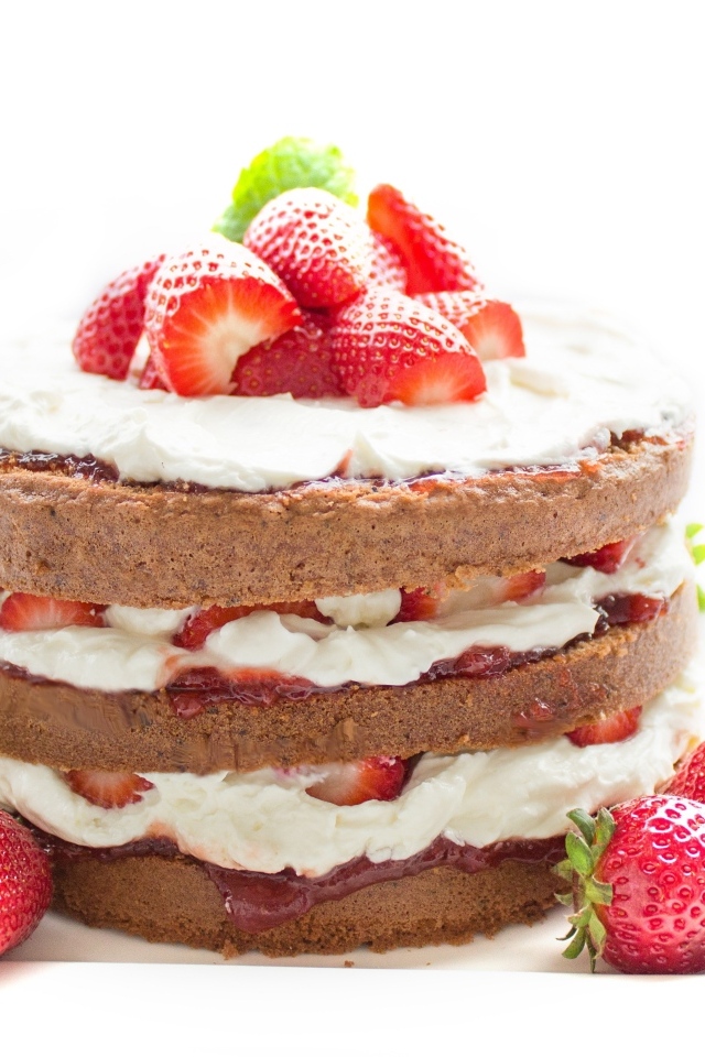 Шоколадный торт с ягодами клубники на белом фоне 