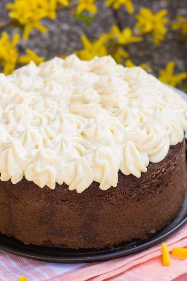 Шоколадный торт с белым кремом