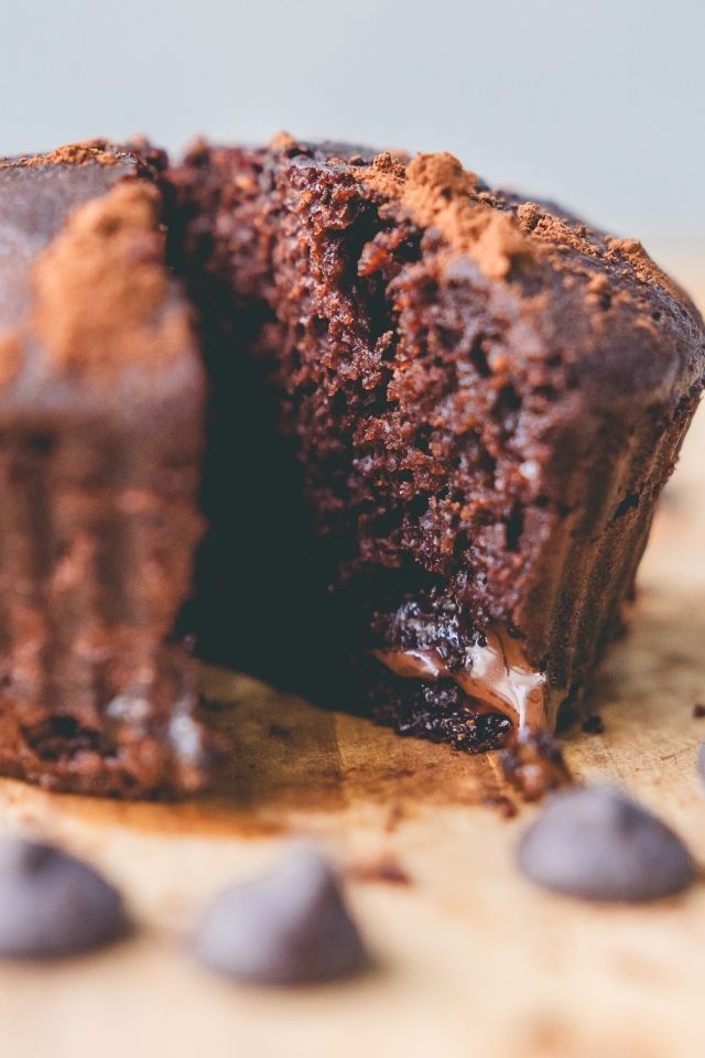 Шоколадный кекс на столе 