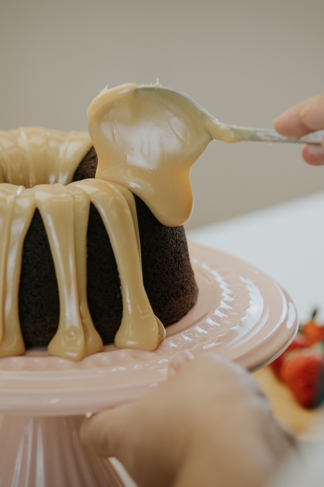 Шоколадный кекс с кремом на тарелке