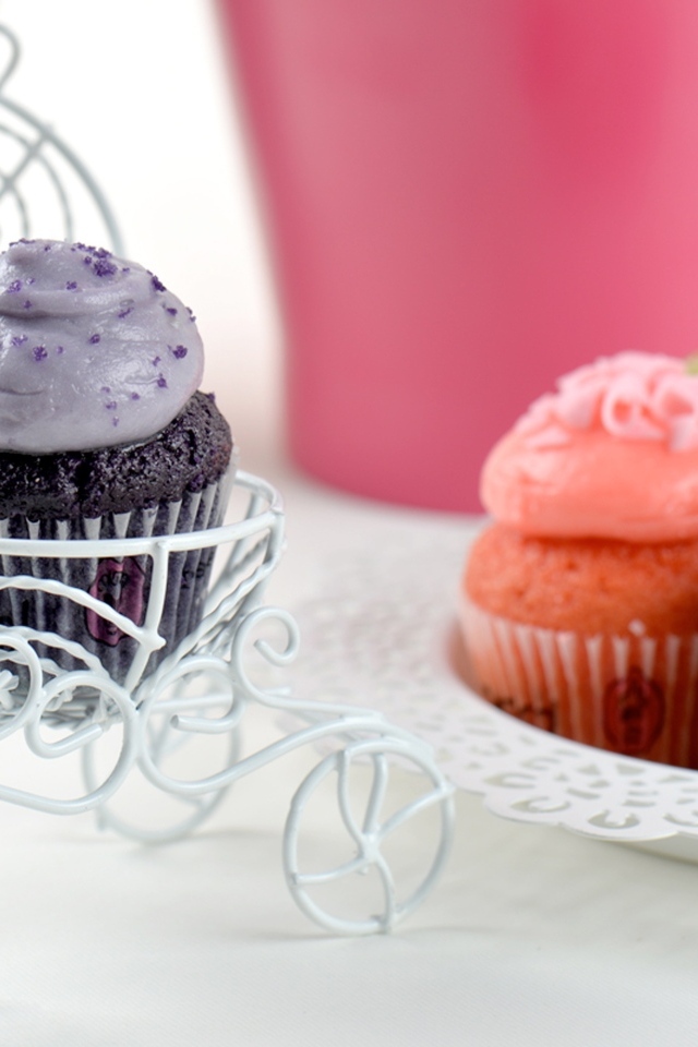 Шоколадные капкейки с разноцветным кремом