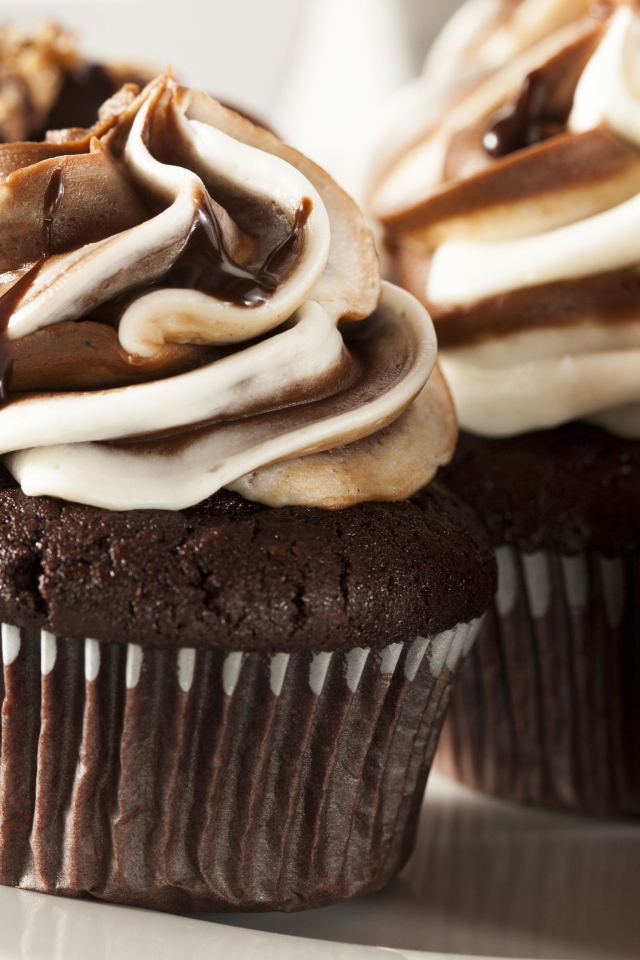 Шоколадные кексы  с кремом крупным планом