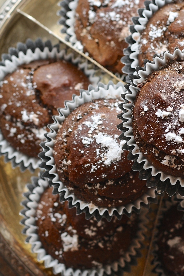 Шоколадные кексы с сахарной пудрой