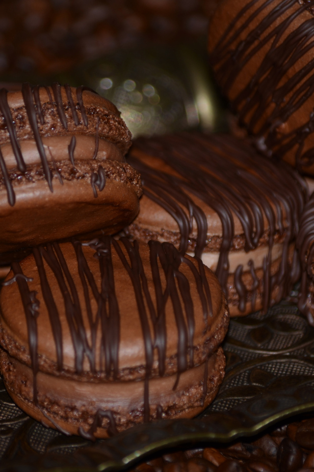 Шоколадное печенье макарон на столе