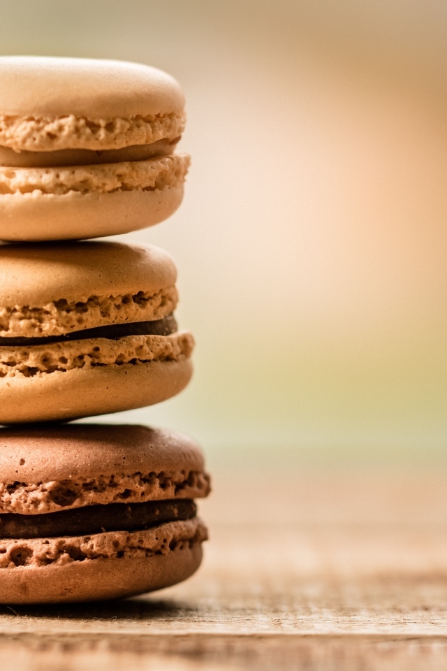 Шоколадное печенье макарун на столе