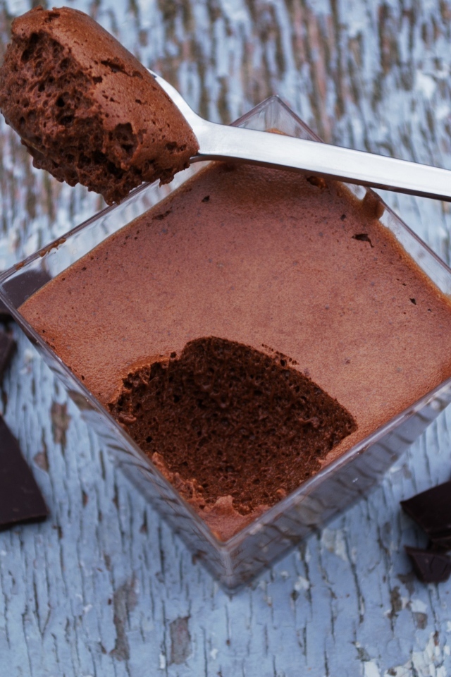 Шоколадный пудинг с ложкой на столе