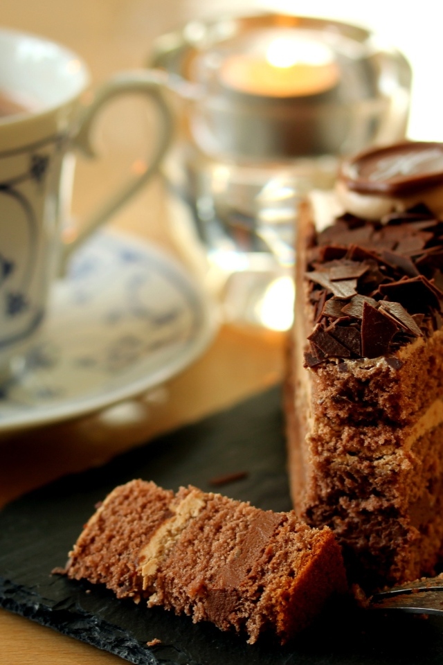 Кофе и кусок торта на столе