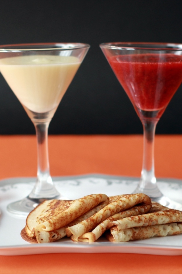 Сгущенка и варенье на тарелке с блинами