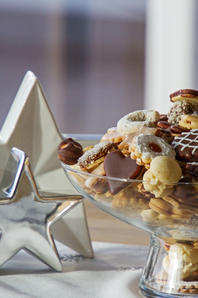 Печенье в вазе на столе со звездами