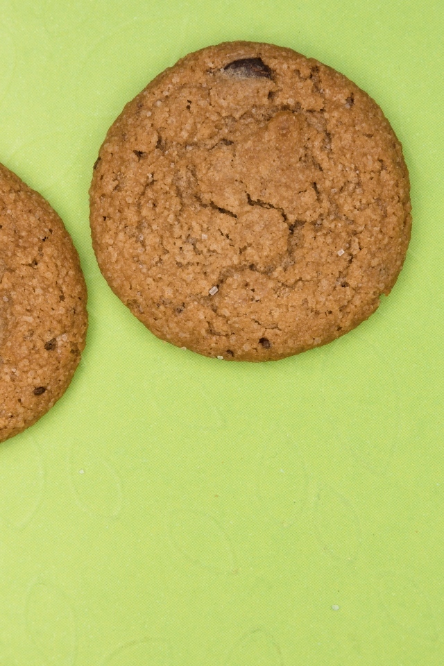 Печенье на зеленом фоне