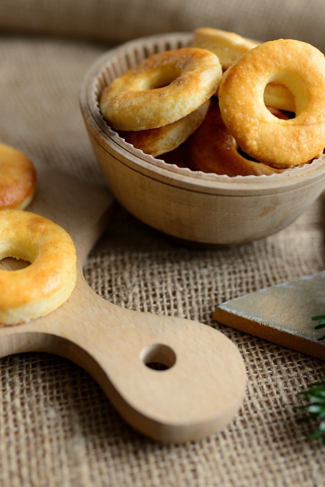 Печенье на столе с шишкой и еловой веткой