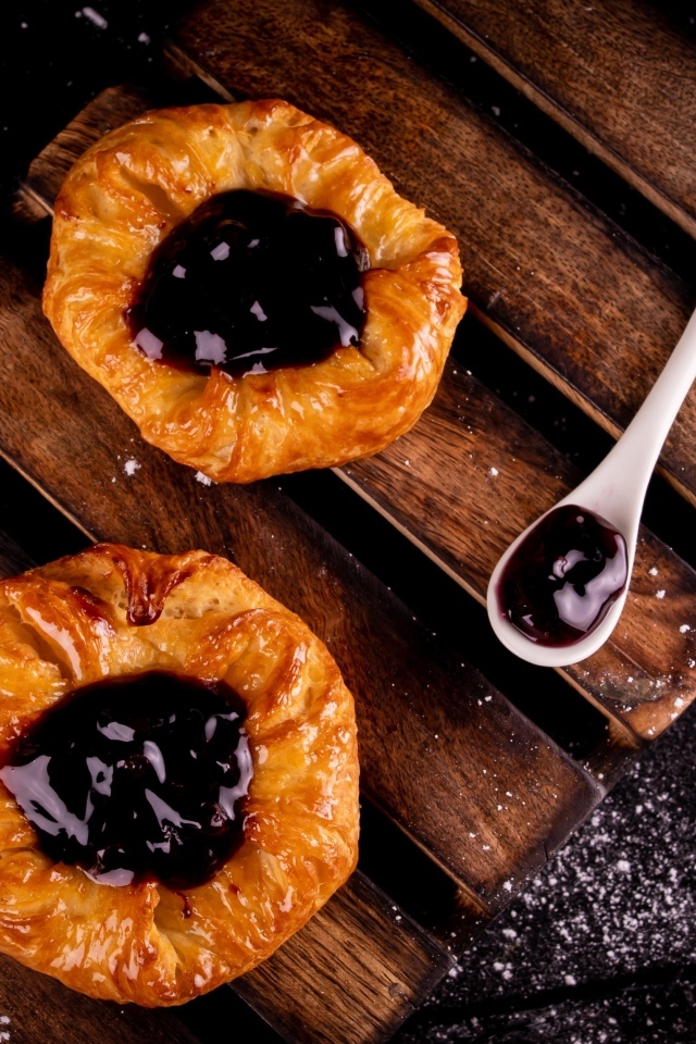 Печенье с джемом на деревянной доске