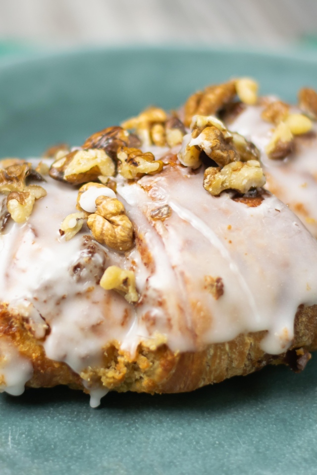 Круассан в глазури с орехами
