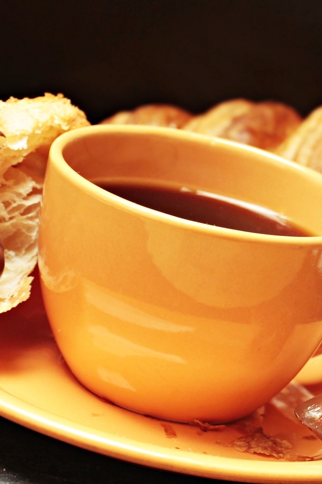 Чашка кофе на тарелке с круассанами