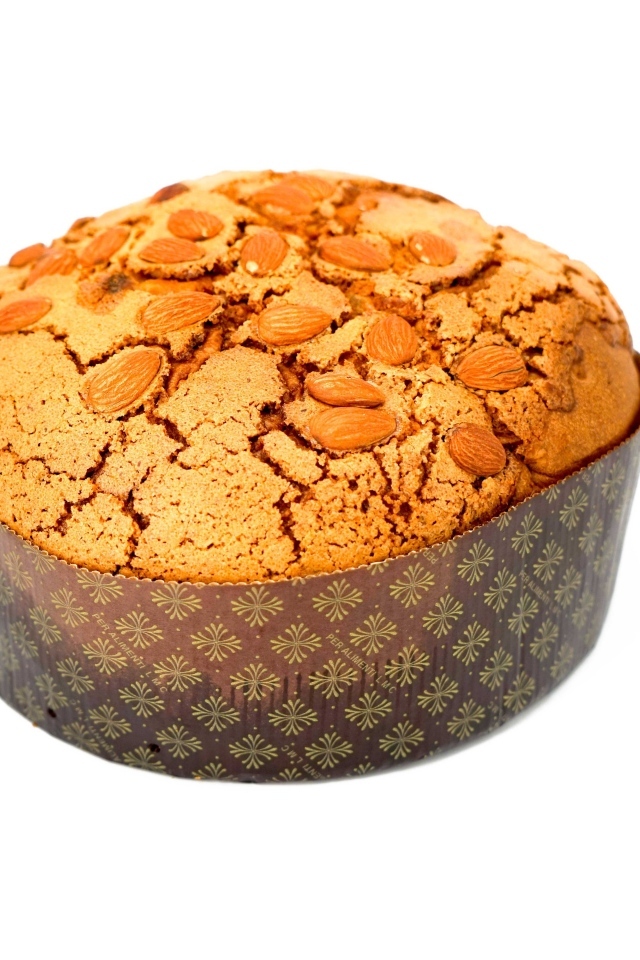 Кекс с миндальными орехами на белом фоне