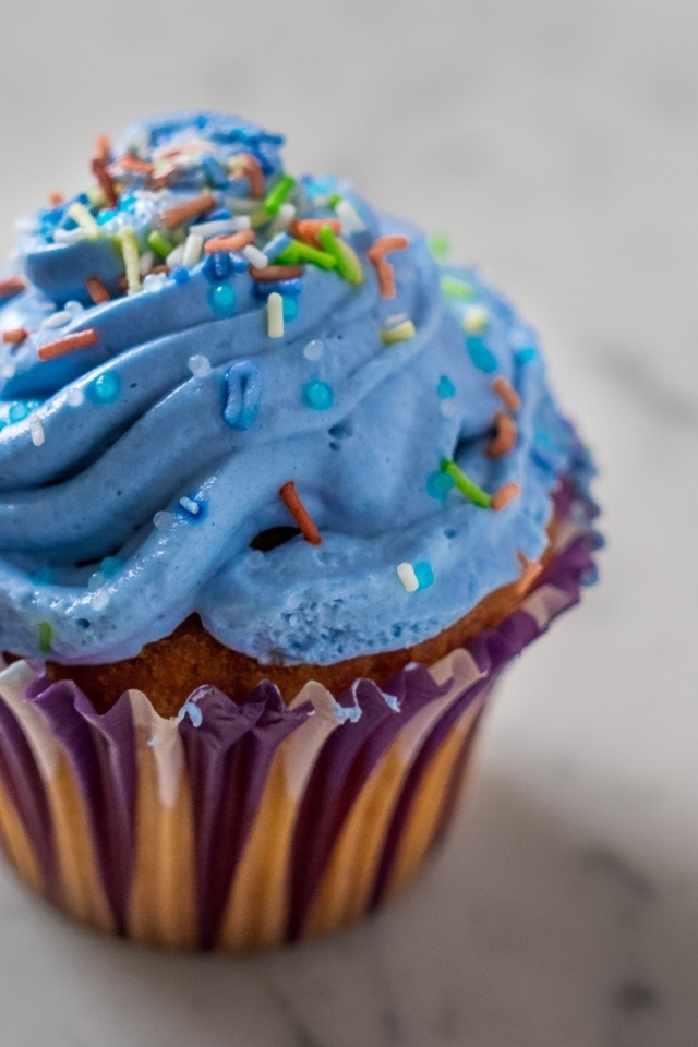 Капкейк с голубым кремом крупным планом