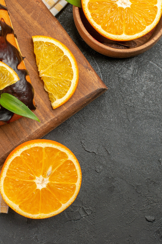 Кекс с шоколадом и апельсинами на доске