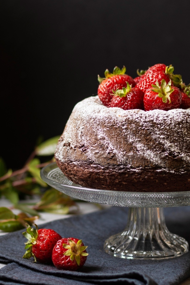 Кекс с сахарной пудрой и ягодами клубники 