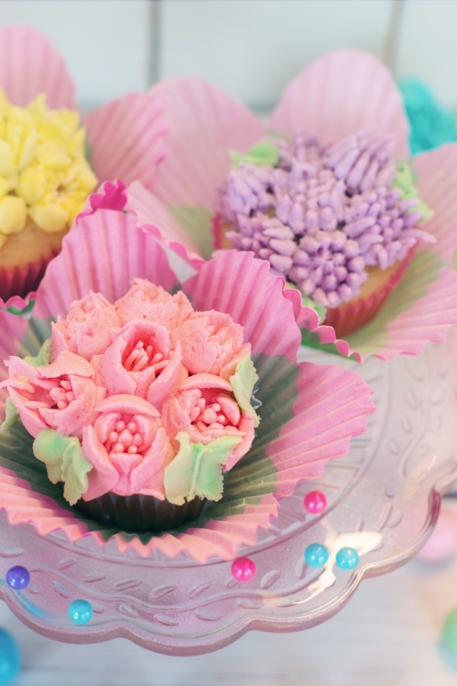 Капкейки украшены цветами из крема