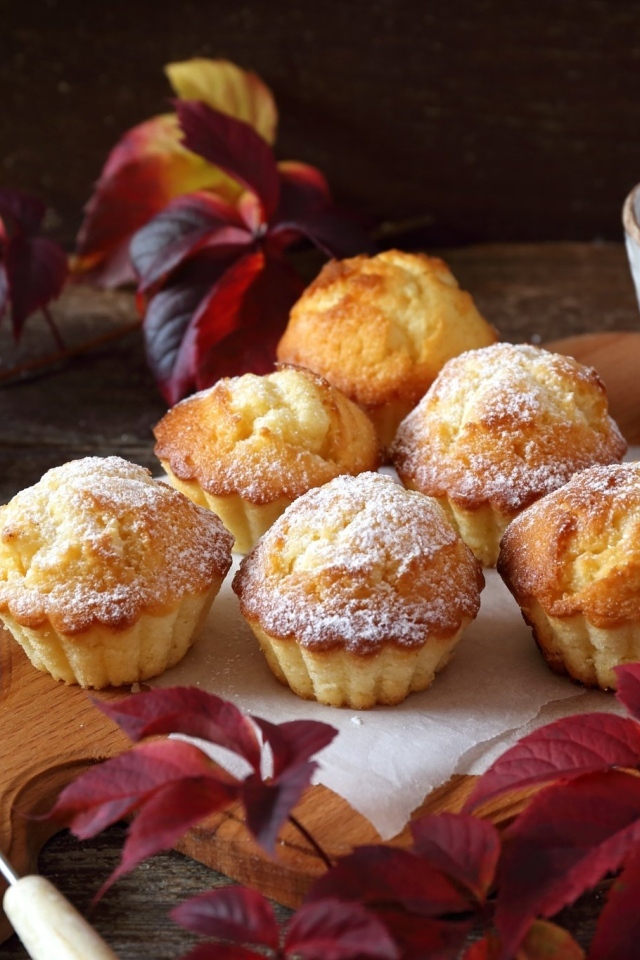 Кексы на столе с кофе и листьями