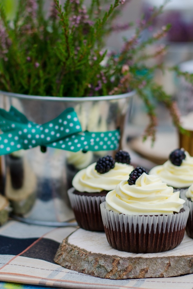 Капкейки с кремом и ягодами ежевики