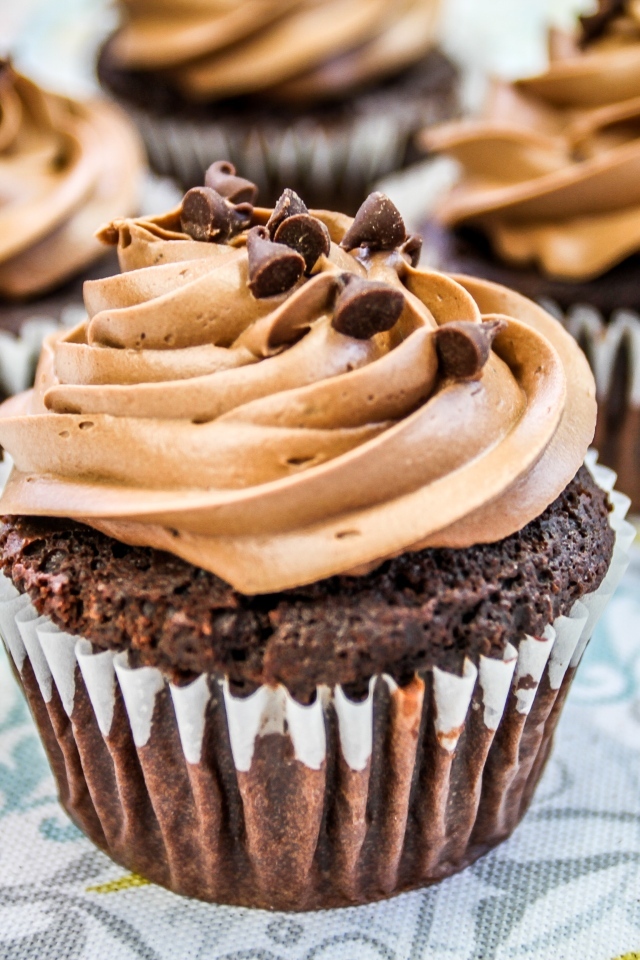 Капкейки с кремом и шоколадной крошкой