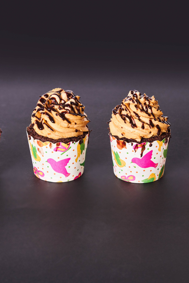 Кексы с кремом на сером столе