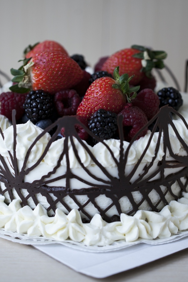 Вкусный торт с шоколадом и свежими ягодами