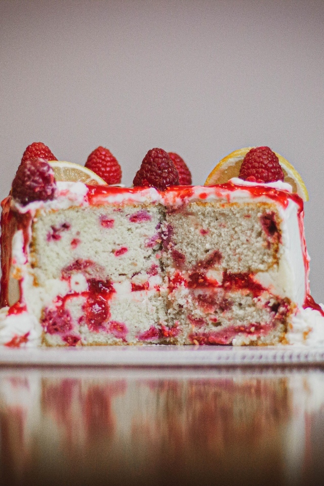 Вкусный торт с ягодами малины и лимоном