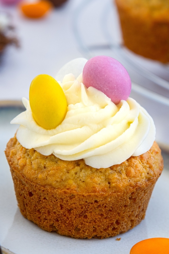 Вкусный кекс с кремом и шоколадными конфетами