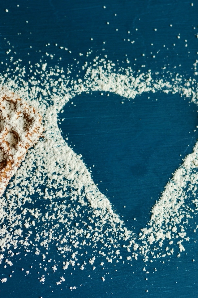 Вкусные вафли в форме сердца с сахарной пудрой