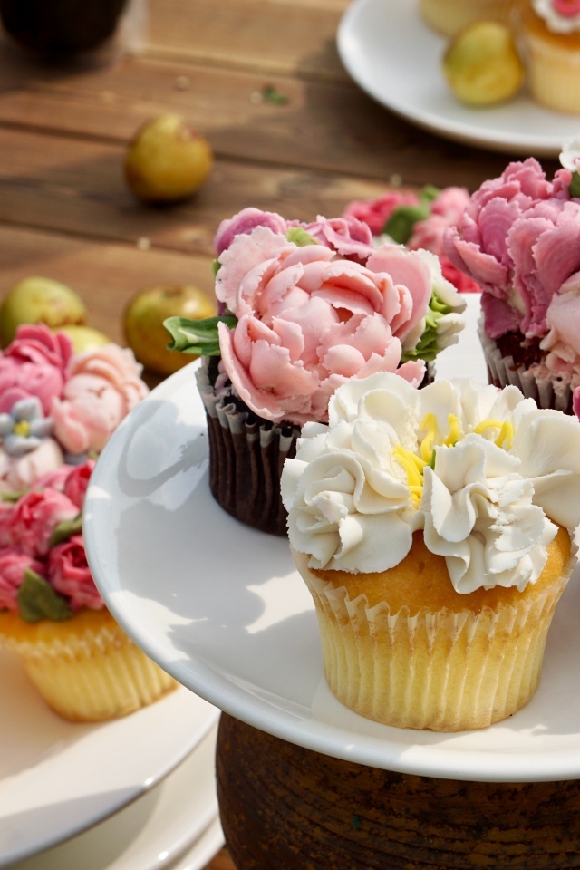 Аппетитные маффины с кремовыми цветами