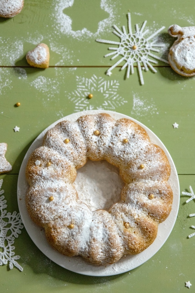 Вкусный сладкий рождественский кекс с сахарной пудрой