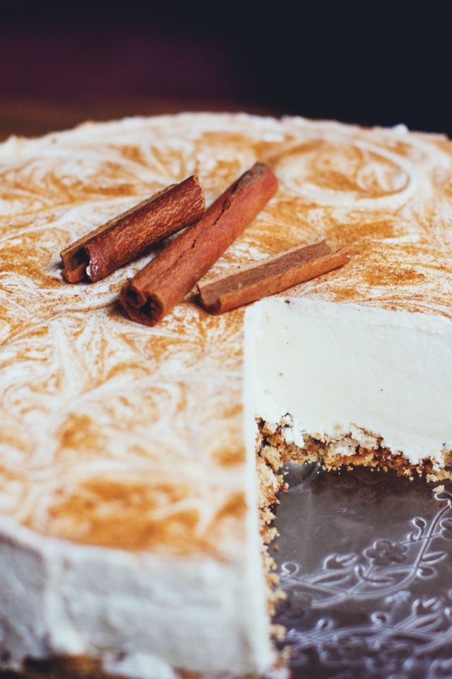 Вкусный сладкий торт с корицей