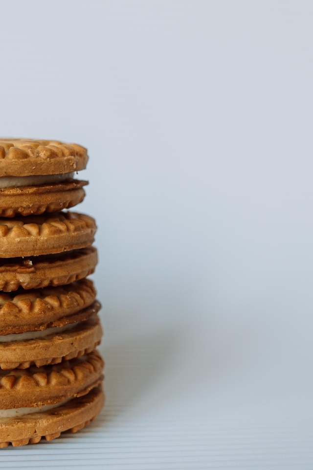 Вкусное сладкое печенье на сером фоне