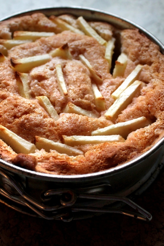 Вкусный сладкий свежий пирог с яблоками 