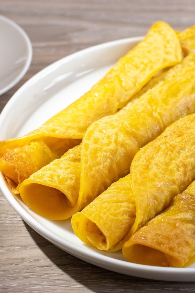 Вкусные сладкие трубочки с чаем на столе